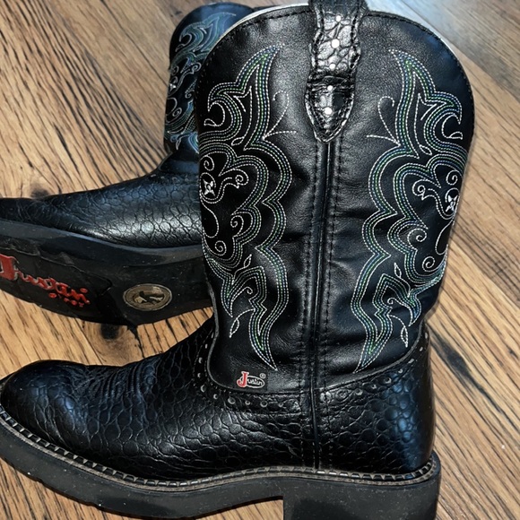 Justin Boots size 6 B worn a couple times then foot grew. :) - Picture 4 of 6